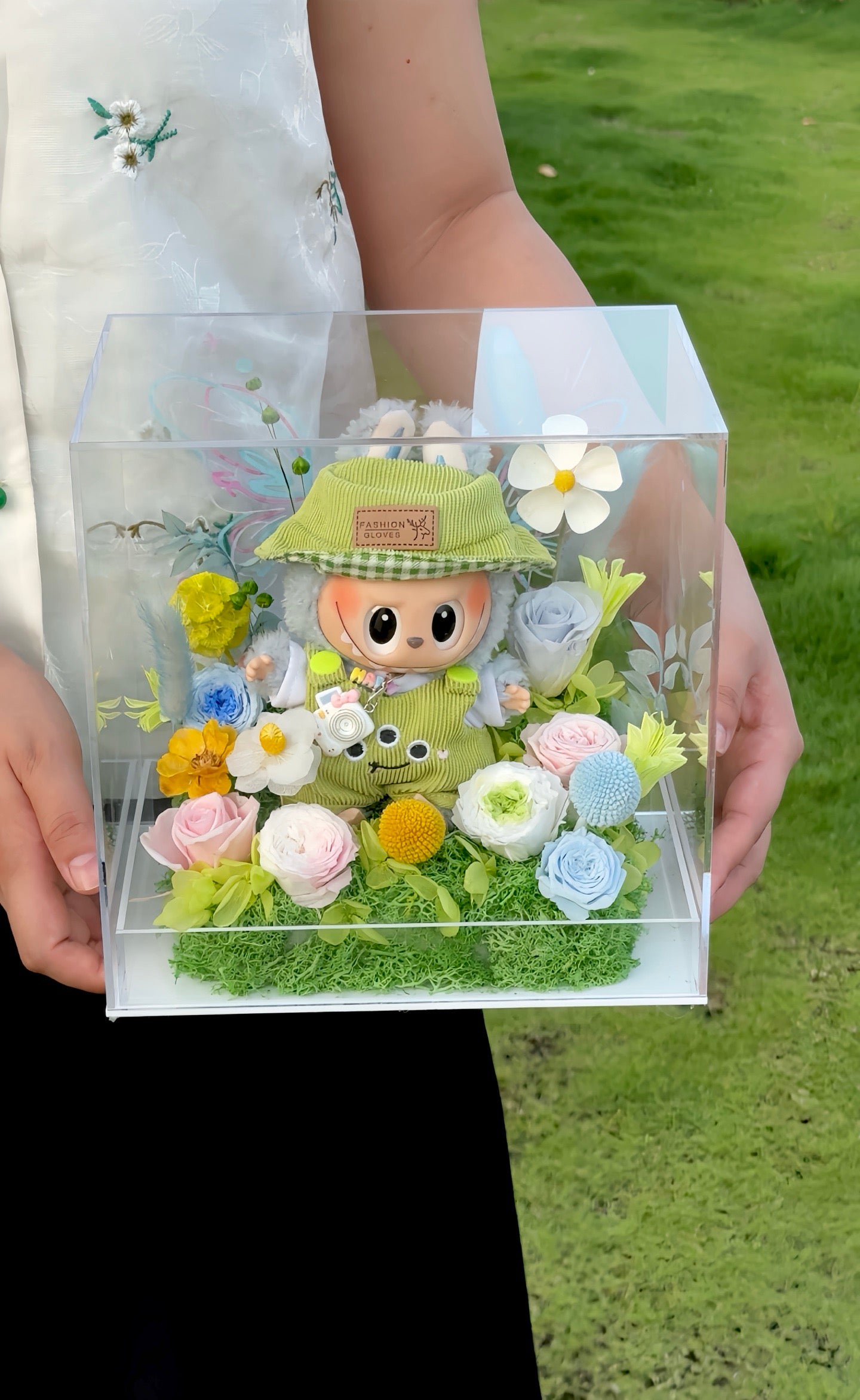 人形付きプリザーブドフラワーアレンジメント(ラブブスタイルにインスパイアされた)