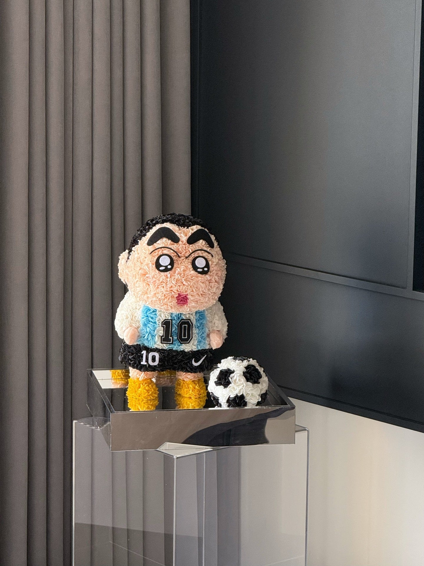 リオネル・メッシ×しんちゃんをモチーフにしたプリザーブドフラワーの置物|背番号10のジャージとサッカーボール|ハンドメイドのフラワーアートスポーツギフト