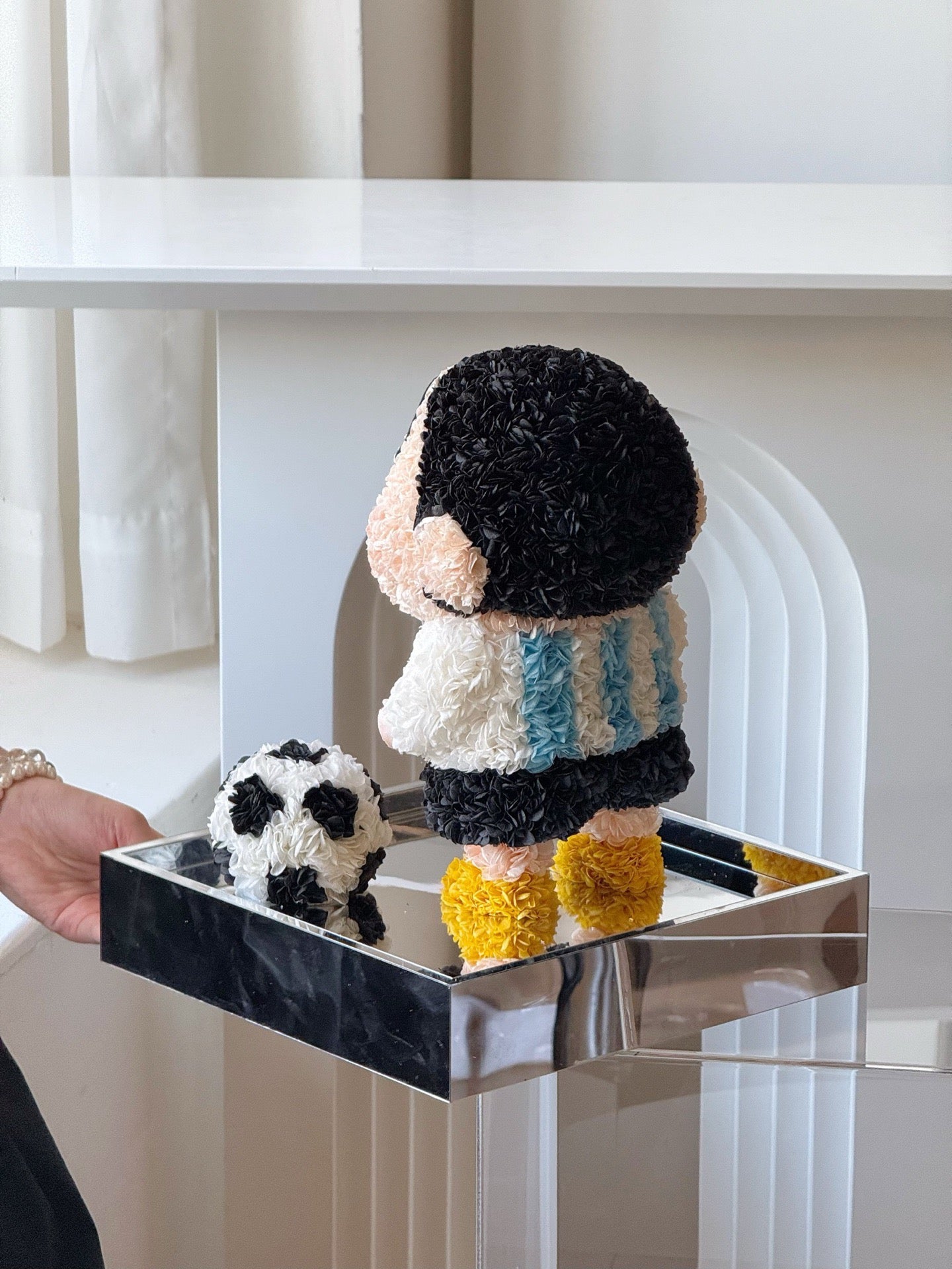 リオネル・メッシ×しんちゃんをモチーフにしたプリザーブドフラワーの置物|背番号10のジャージとサッカーボール|ハンドメイドのフラワーアートスポーツギフト