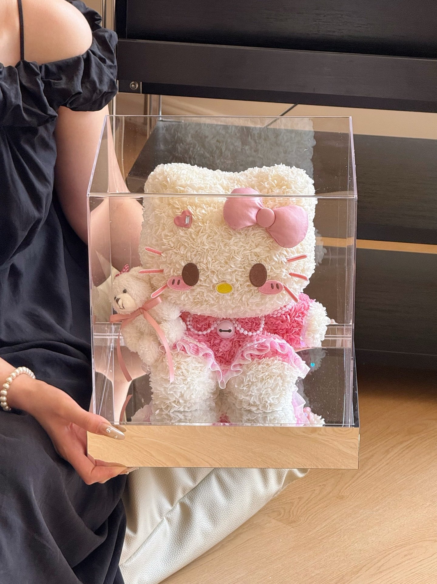 ハローキティをモチーフにしたプリザーブドフラワー人形（座像）｜ピンクのフォーエバーフラワーを使った手作りギフト