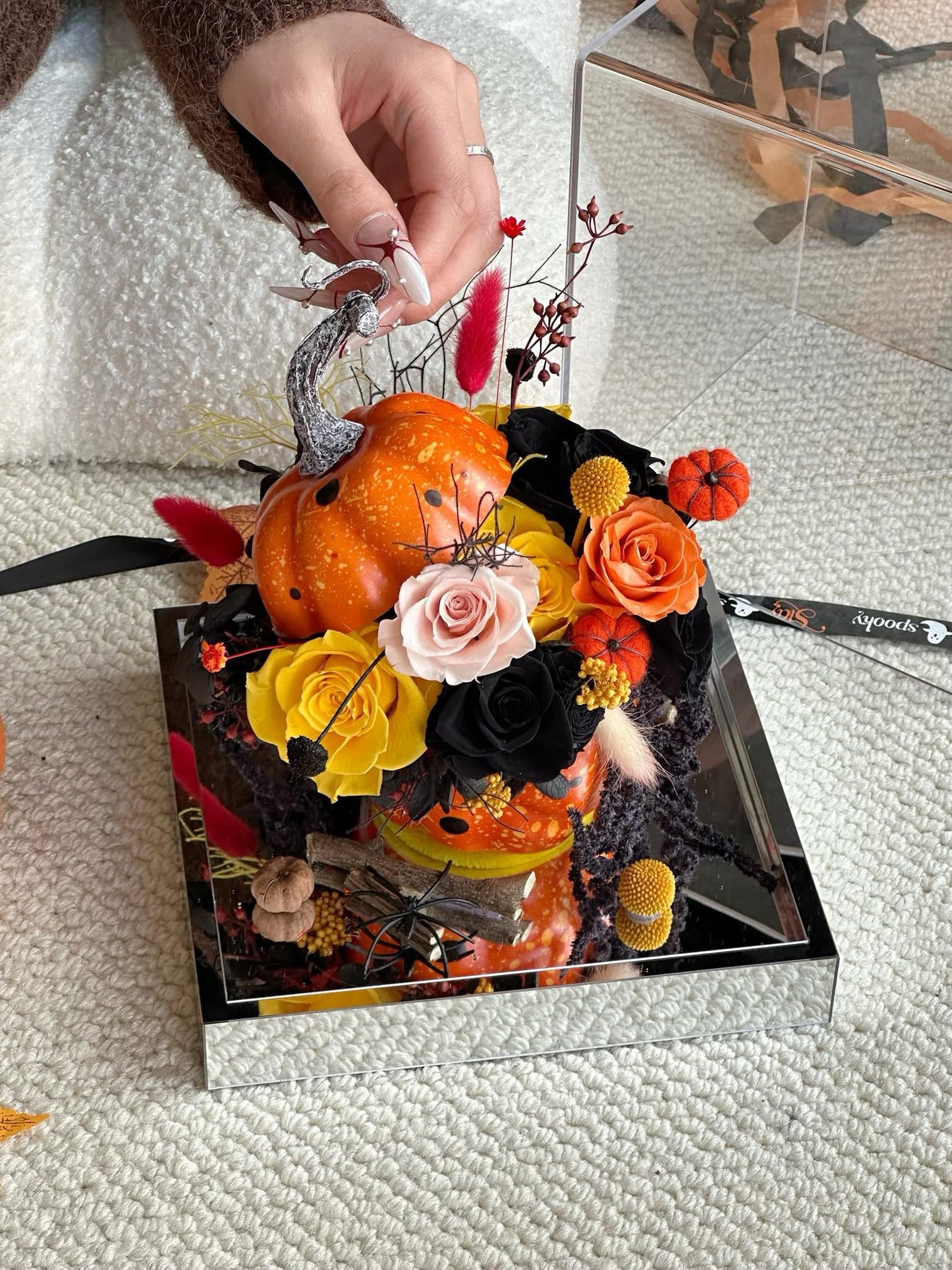 ハロウィンかぼちゃのプリザーブドフラワーアレンジメント｜ガラスディスプレイボックス｜秋のお祝いのセンターピース