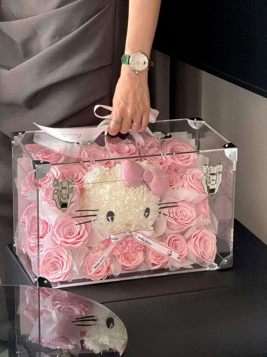 エレガントなハローキティのプリザーブドローズスーツケース｜ハローキティをモチーフにした永遠の花ギフト