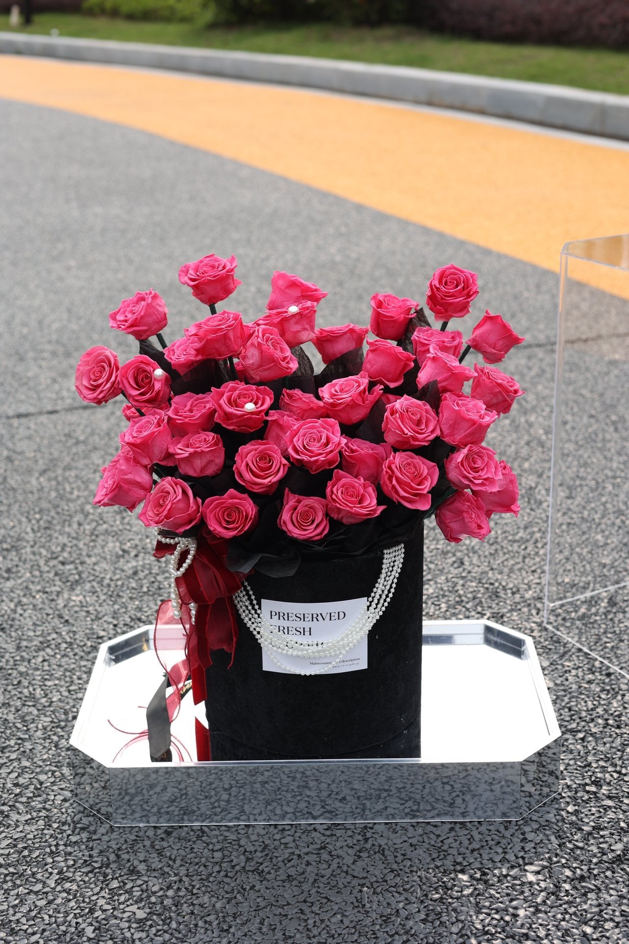 グランドプリザーブドローズバケット – 52本のバラの花のショーケース（アクリルケース付き）