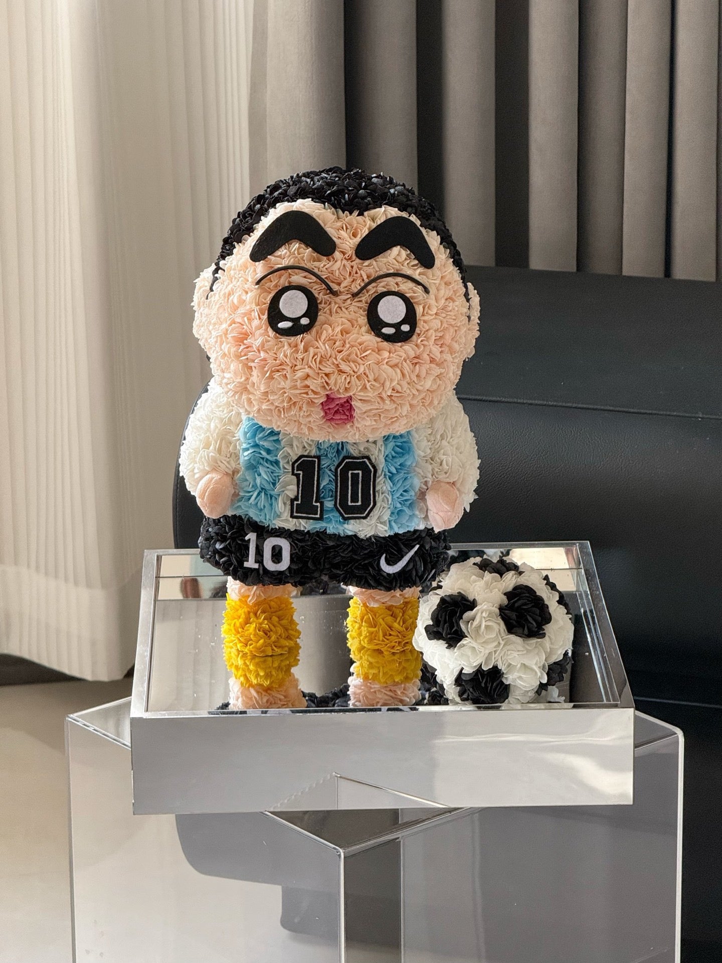 リオネル・メッシ×しんちゃんをモチーフにしたプリザーブドフラワーの置物｜背番号10のジャージとサッカーボール｜ハンドメイドのフラワーアートスポーツギフト