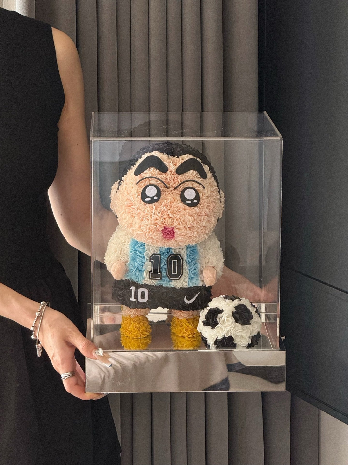 リオネル・メッシ×しんちゃんをモチーフにしたプリザーブドフラワーの置物｜背番号10のジャージとサッカーボール｜ハンドメイドのフラワーアートスポーツギフト