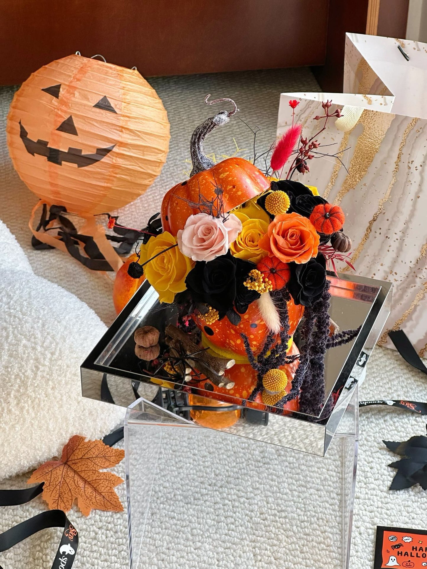 ハロウィンかぼちゃのプリザーブドフラワーアレンジメント｜ガラスディスプレイボックス｜秋のお祝いのセンターピース