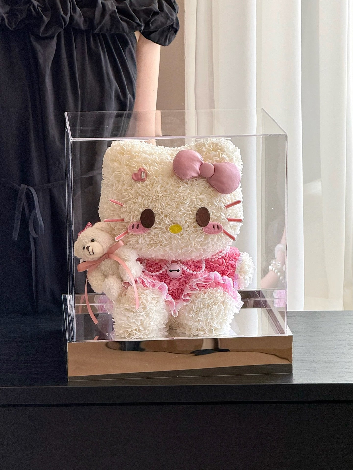 ハローキティをモチーフにしたプリザーブドフラワー人形（座像）｜ピンクのフォーエバーフラワーを使った手作りギフト