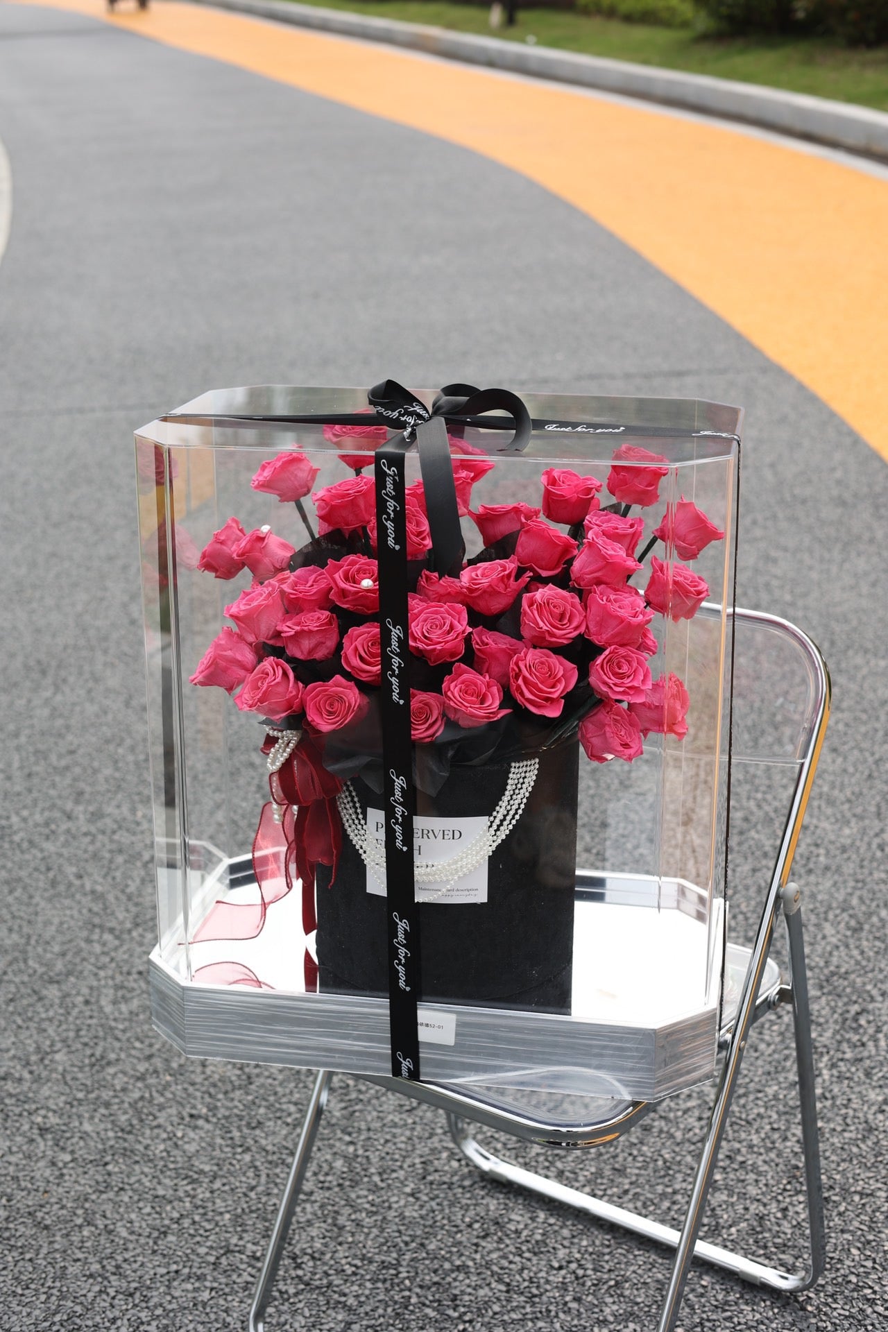 グランドプリザーブドローズバケット – 52本のバラの花のショーケース（アクリルケース付き）