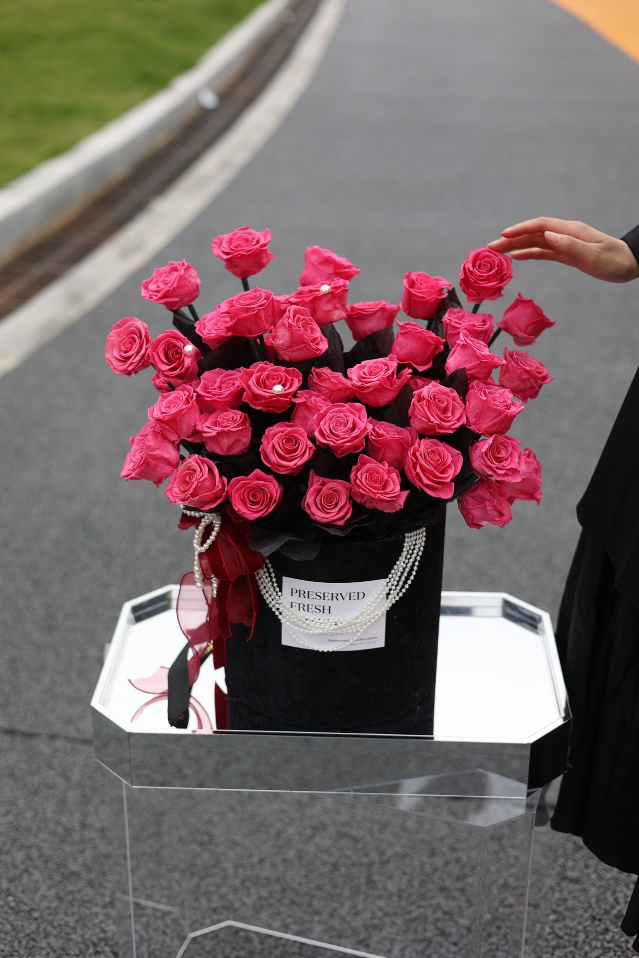 グランドプリザーブドローズバケット – 52本のバラの花のショーケース（アクリルケース付き）
