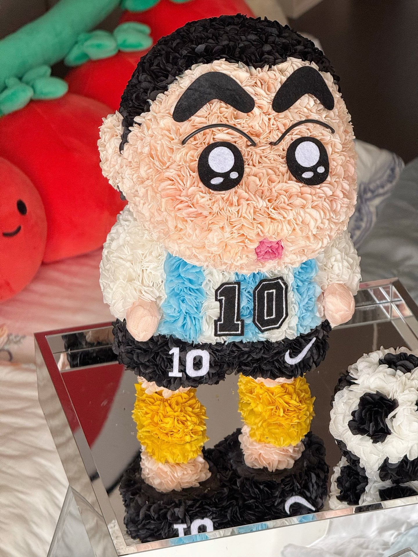 リオネル・メッシ×しんちゃんをモチーフにしたプリザーブドフラワーの置物｜背番号10のジャージとサッカーボール｜ハンドメイドのフラワーアートスポーツギフト
