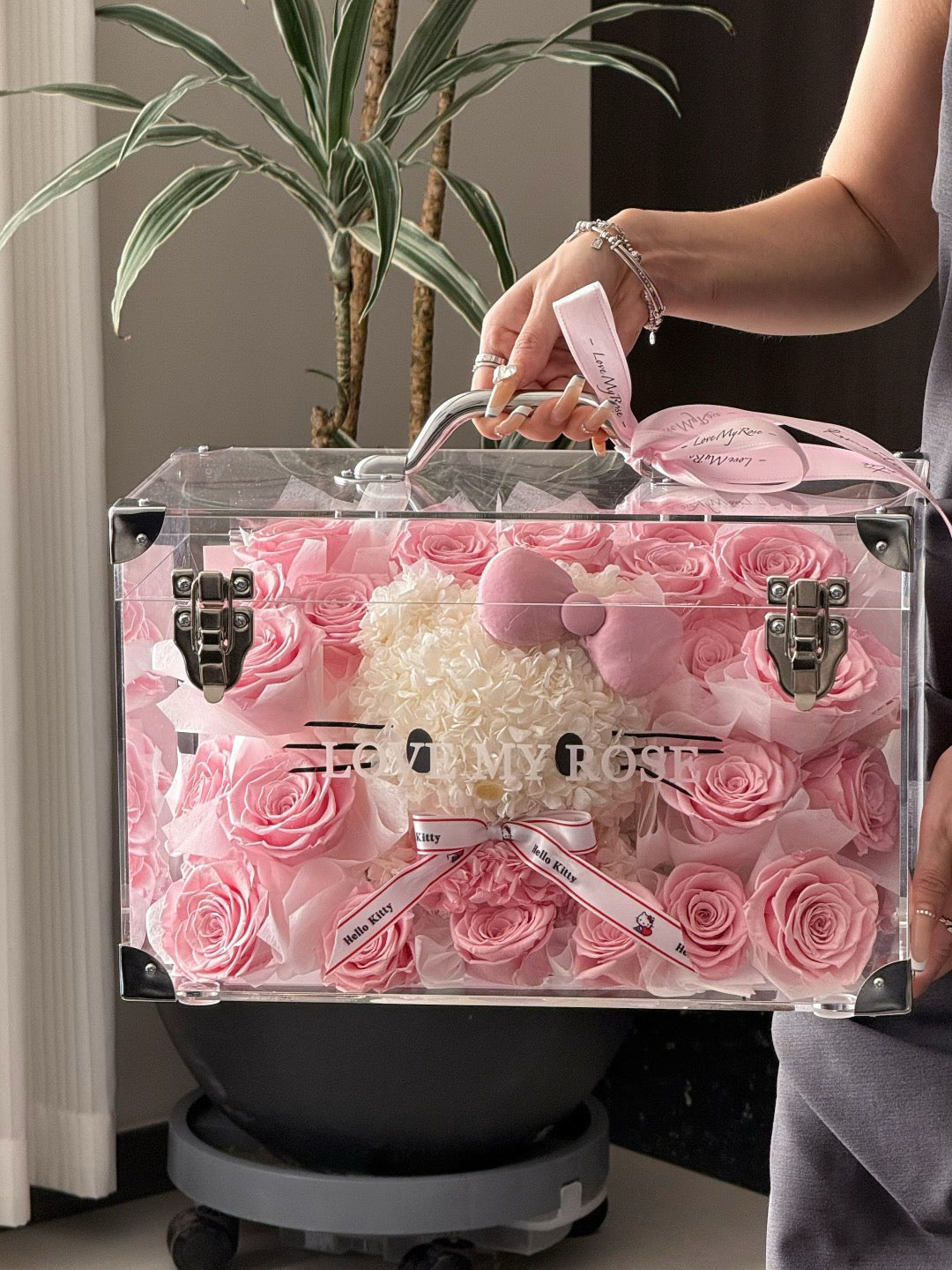 エレガントなハローキティのプリザーブドローズスーツケース｜ハローキティをモチーフにした永遠の花ギフト
