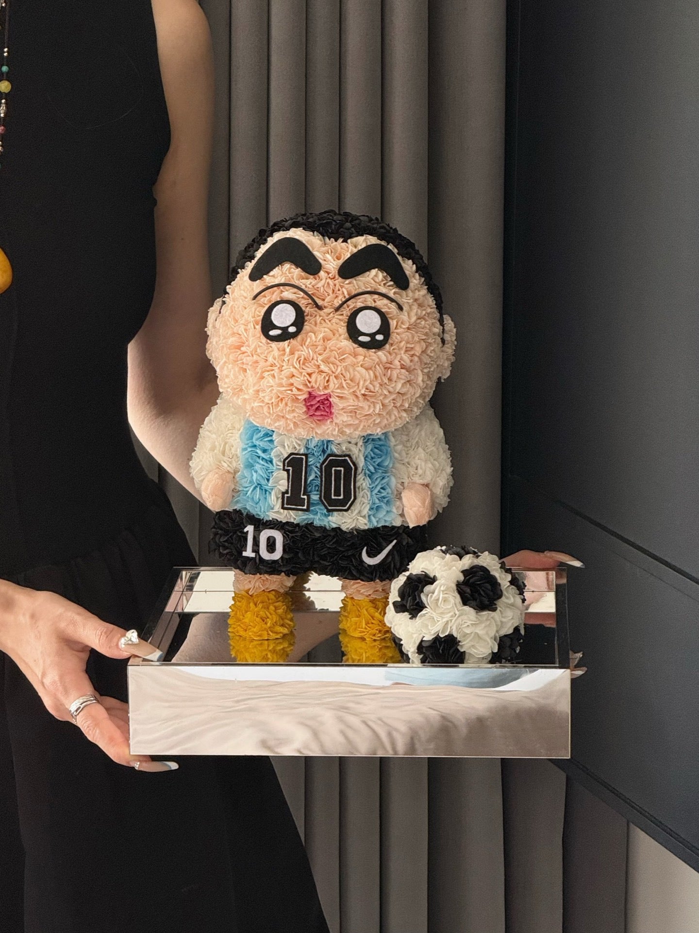リオネル・メッシ×しんちゃんをモチーフにしたプリザーブドフラワーの置物｜背番号10のジャージとサッカーボール｜ハンドメイドのフラワーアートスポーツギフト