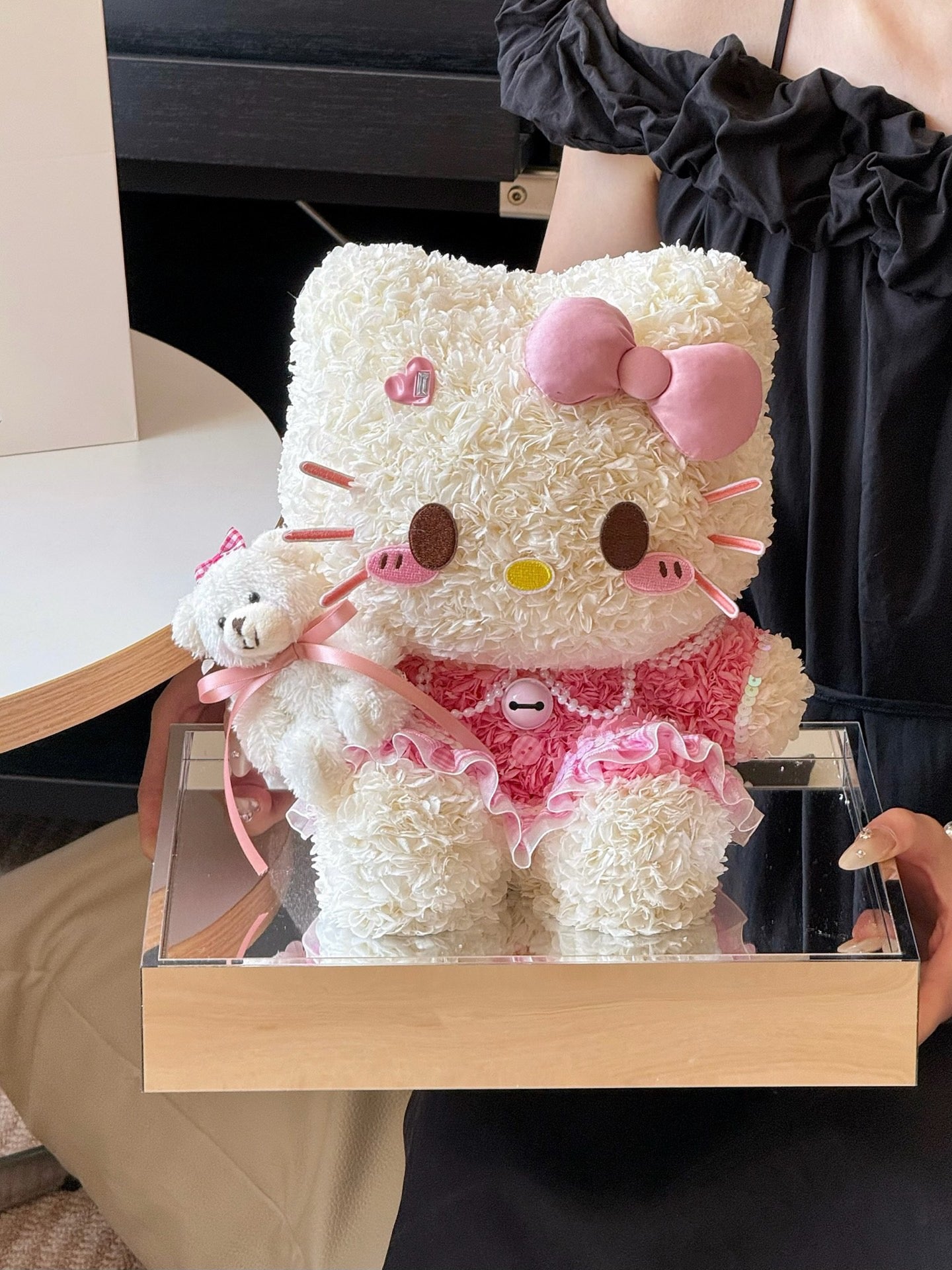 ハローキティをモチーフにしたプリザーブドフラワー人形（座像）｜ピンクのフォーエバーフラワーを使った手作りギフト
