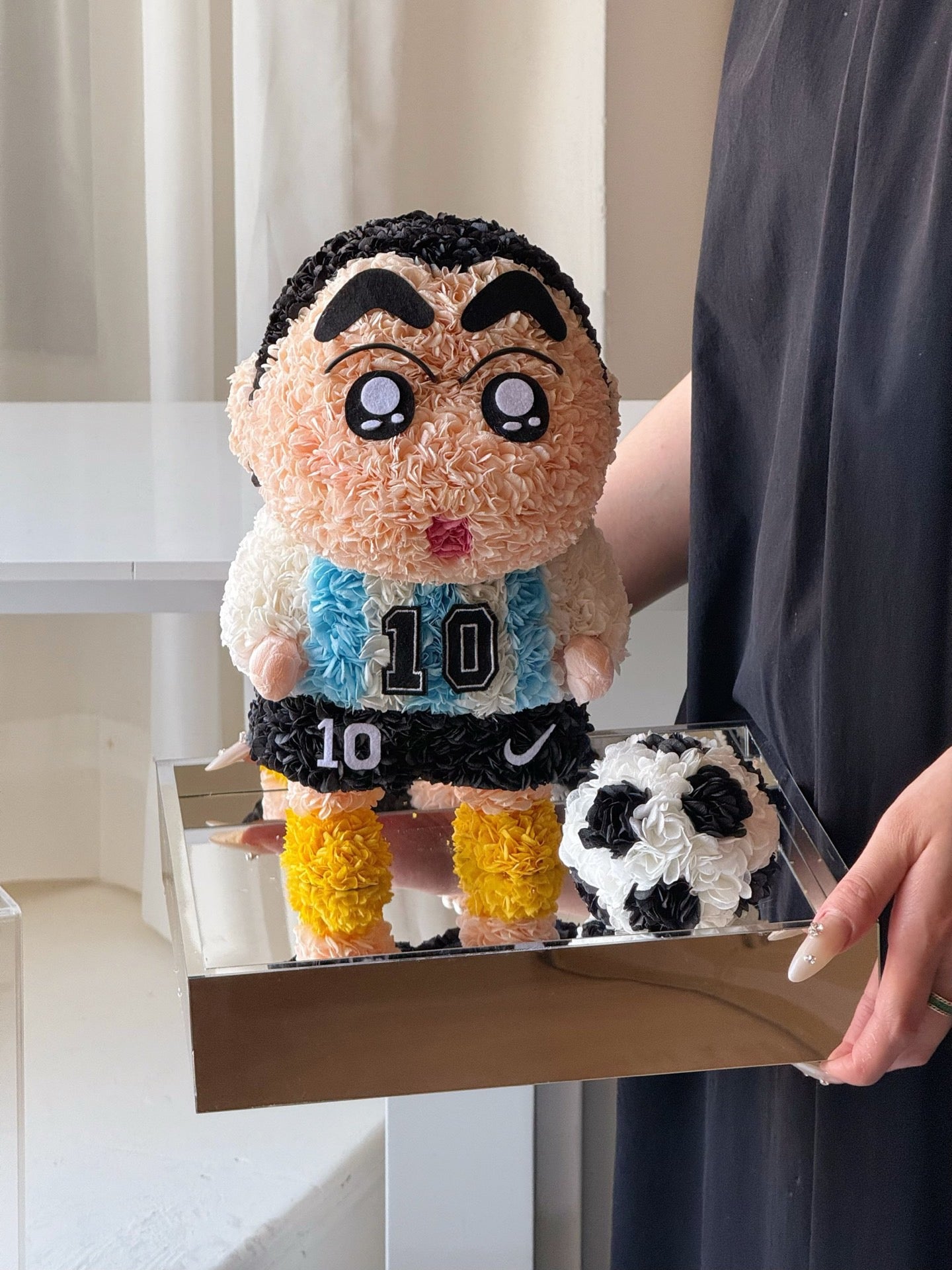 リオネル・メッシ×しんちゃんをモチーフにしたプリザーブドフラワーの置物｜背番号10のジャージとサッカーボール｜ハンドメイドのフラワーアートスポーツギフト