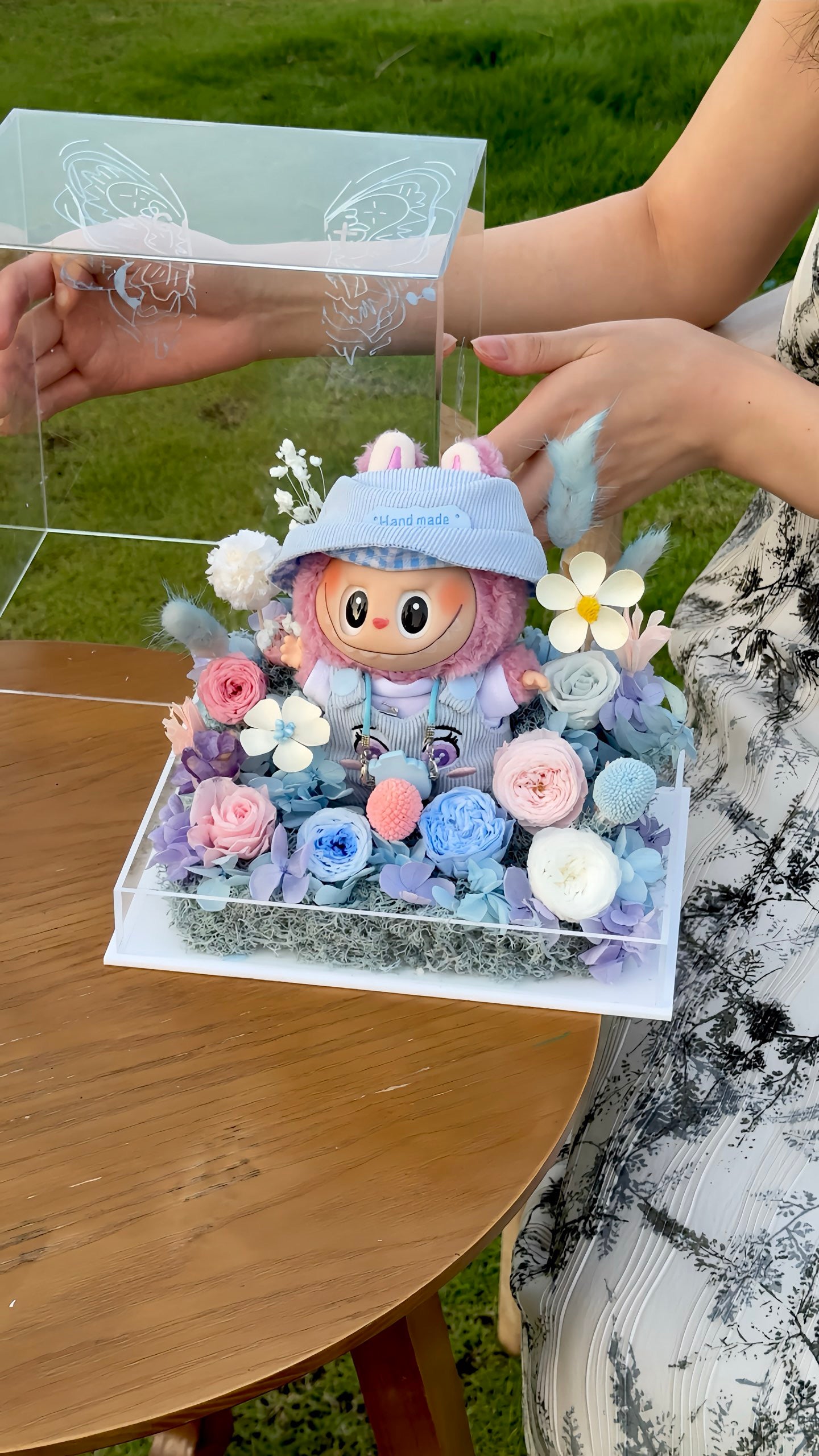 人形付きプリザーブドフラワーアレンジメント（ラブブスタイルにインスパイアされた）