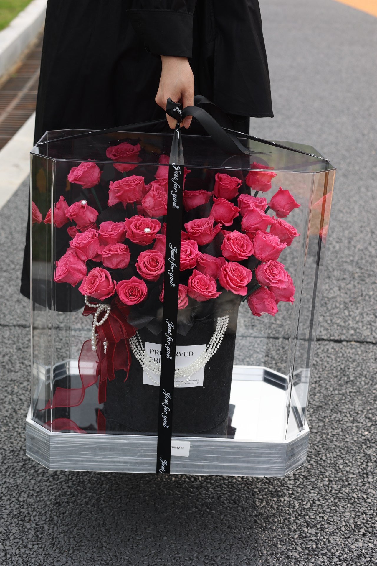 グランドプリザーブドローズバケット – 52本のバラの花のショーケース（アクリルケース付き）