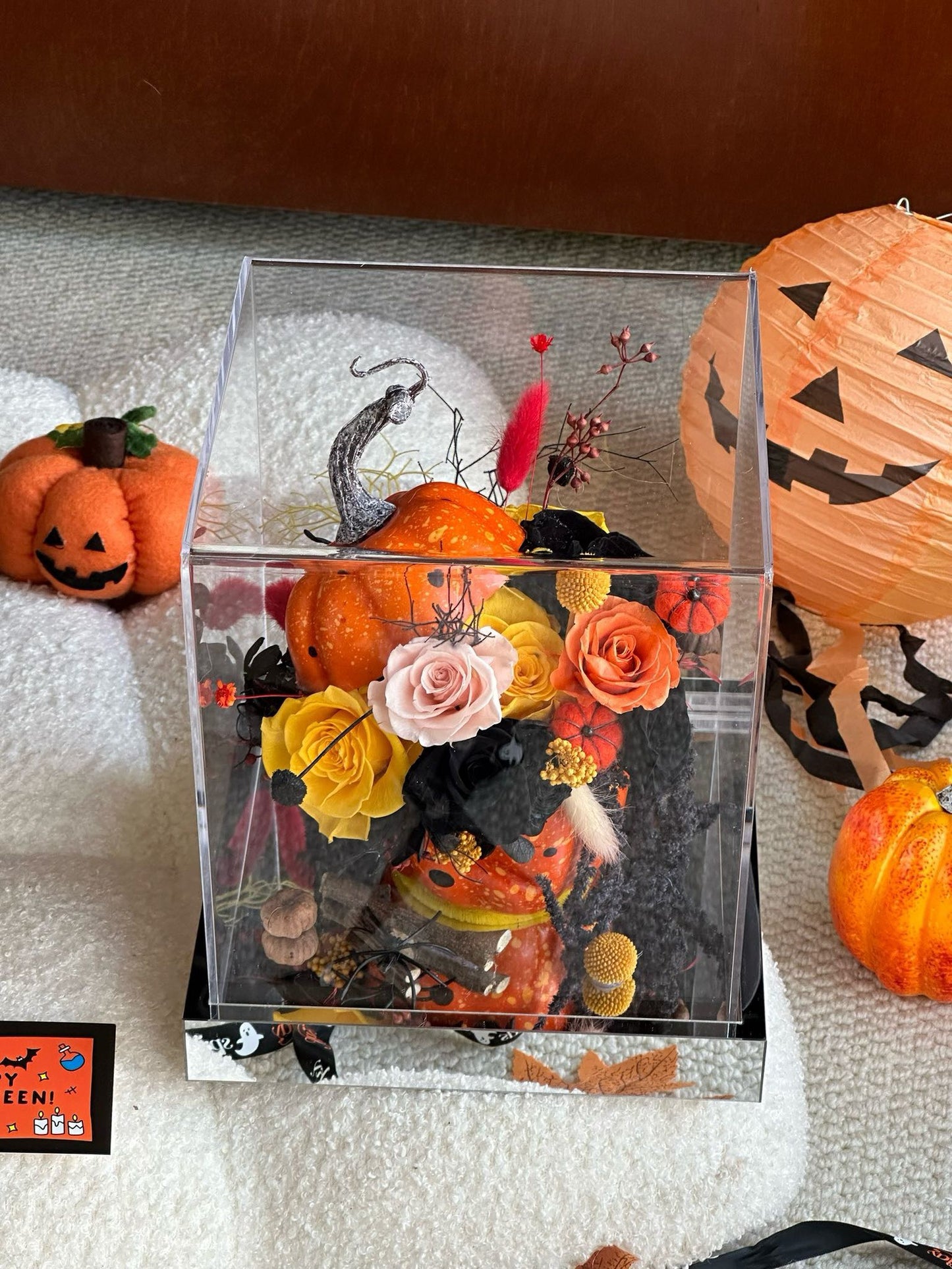 ハロウィンかぼちゃのプリザーブドフラワーアレンジメント｜ガラスディスプレイボックス｜秋のお祝いのセンターピース