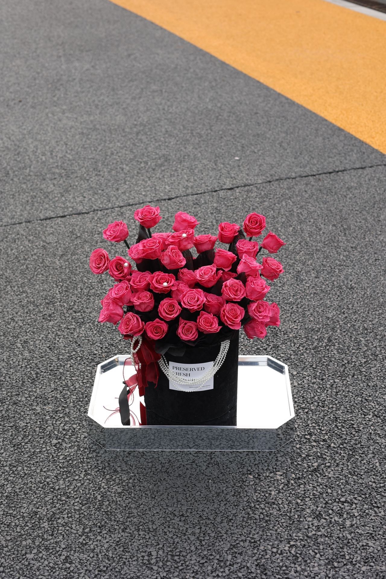グランドプリザーブドローズバケット – 52本のバラの花のショーケース（アクリルケース付き）