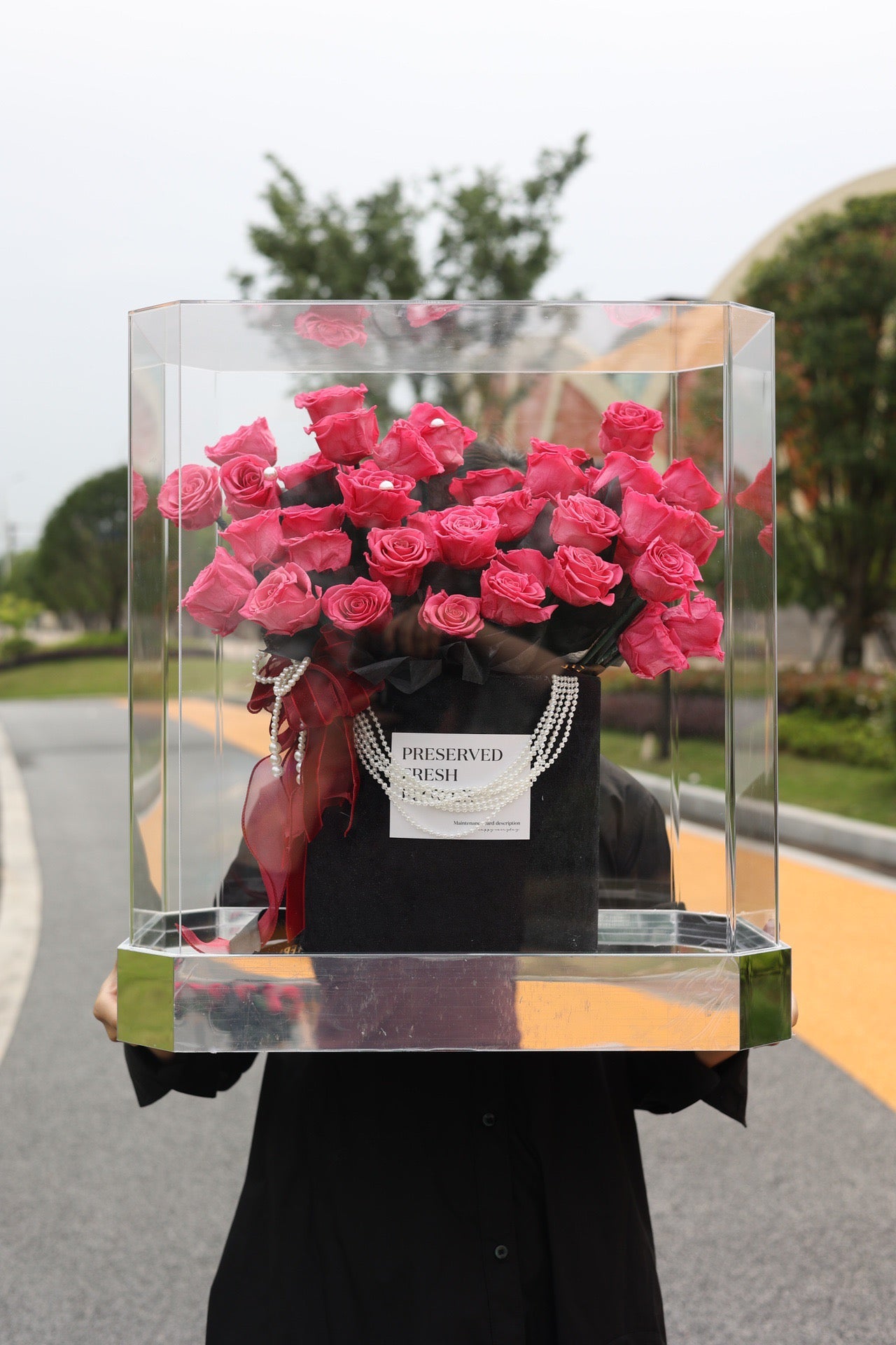 グランドプリザーブドローズバケット – 52本のバラの花のショーケース（アクリルケース付き）